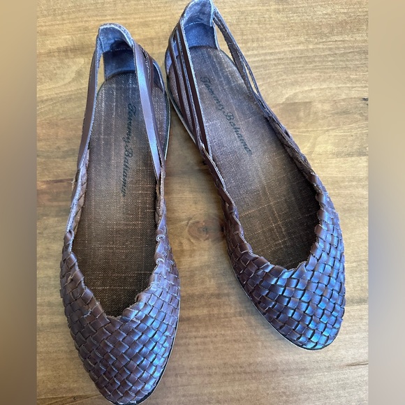 Women’s Tommy Bahama Frinna Leather Slip Ons. Size 8 NWT - Picture 2 of 4